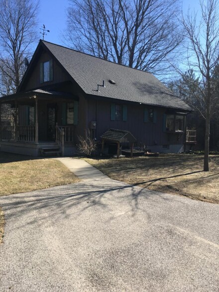 1465 W Adams Rd, Pentwater, MI 49449