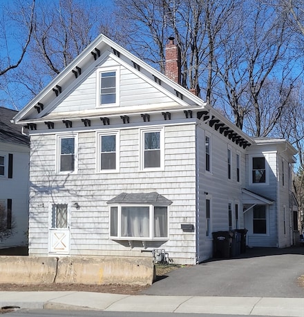 97 Elm St, Amesbury, MA 01913