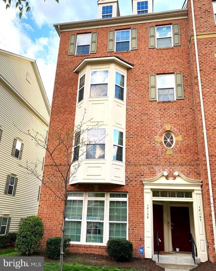 15109 Leicestershire St, Woodbridge, VA 22191