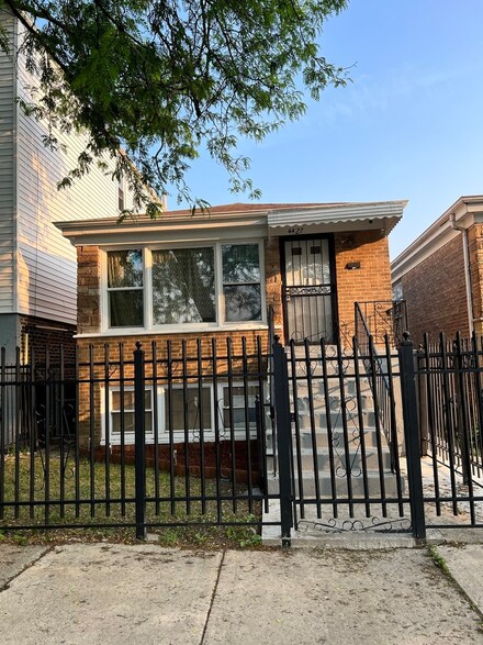 4427 W Walton St, Chicago, IL 60651