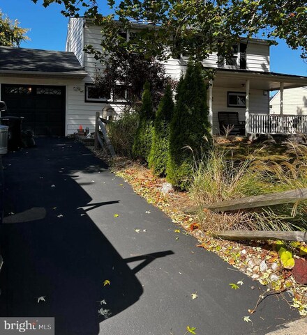 193 Appletree Dr, Levittown, PA 19055