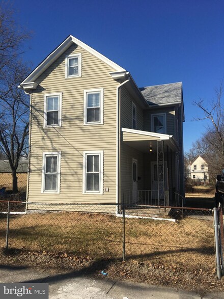 21 W Jefferson St, Paulsboro, NJ 08066