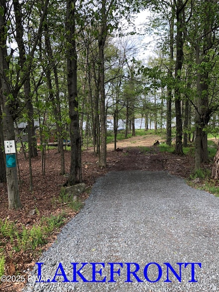 16 Fern Ln, Gouldsboro, PA 18424