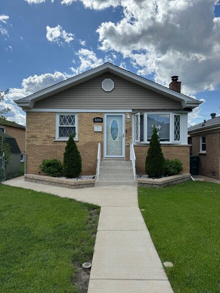 8204 Newland Ave, Burbank, IL 60459