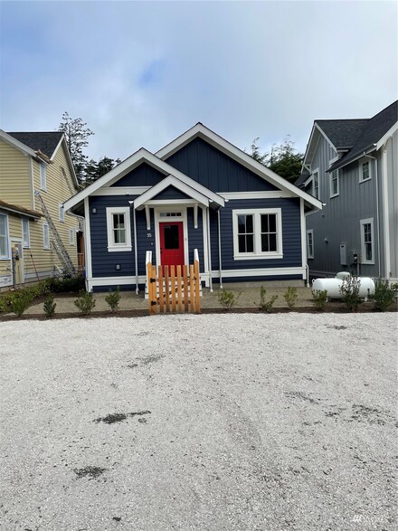35 Sunflower Ln, Pacific Beach, WA 98571