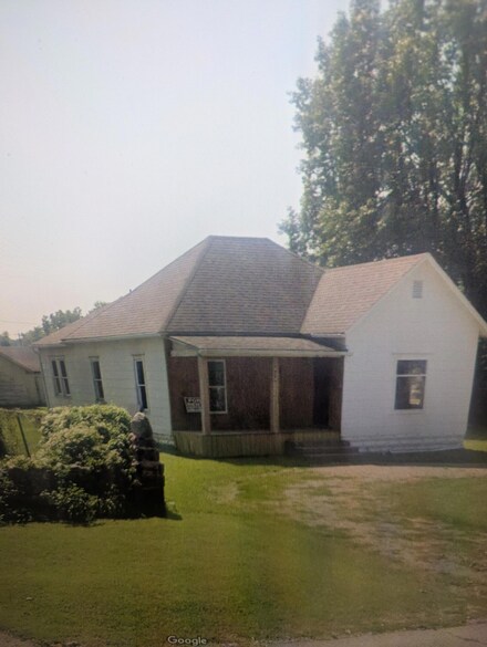414 W College St, Aurora, MO 65605