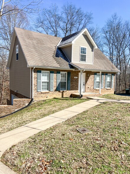 421 Sarah Dr, Clarksville, TN 37042
