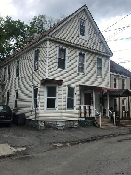 15 Moyston St, Schenectady, NY 12307