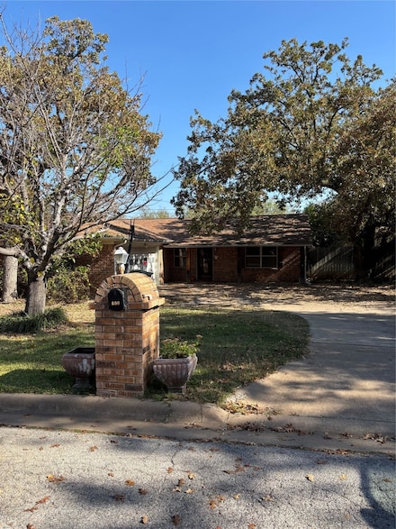 600 Travis Dr, Mineral Wells, TX 76067