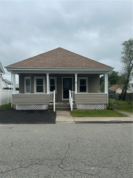 26 Mayflower St, East Providence, RI 02914