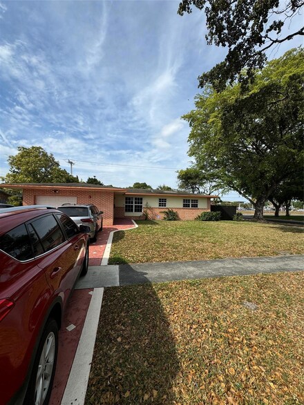 4809 NW 9th St, Plantation, FL 33317