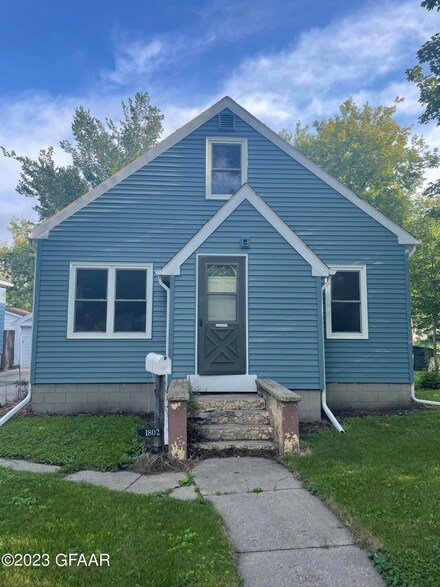 1802 4th Ave N, Grand Forks, ND 58203