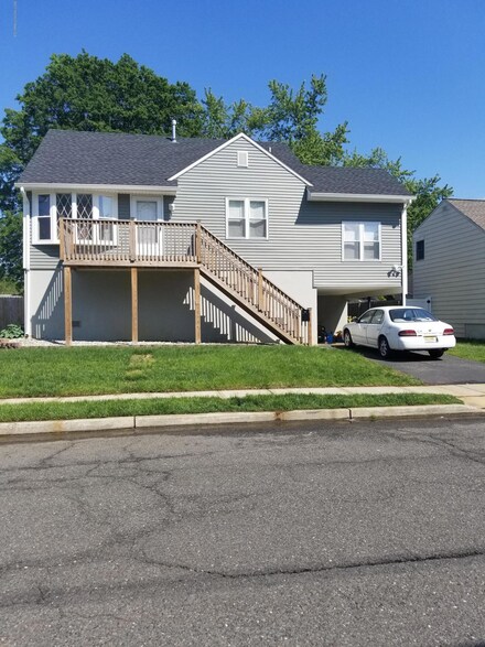 18 Anderson St, Union Beach, NJ 07735