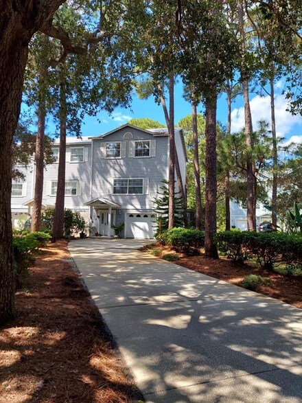 518 Ryans Woods Ln, Palm Harbor, FL 34683