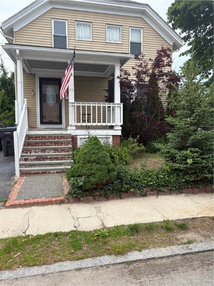 15 Villa Ave, Cranston, RI 02905