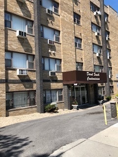 7854 S South Shore Dr Unit 402, Chicago, IL 60649