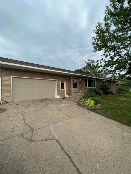 324 9th St SW, Wadena, MN 56482