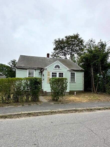 65 Louis St, Hyannis, MA 02601