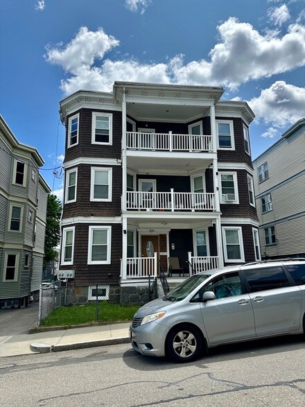 55 Lithgow St Unit 3, Dorchester Center, MA 02124