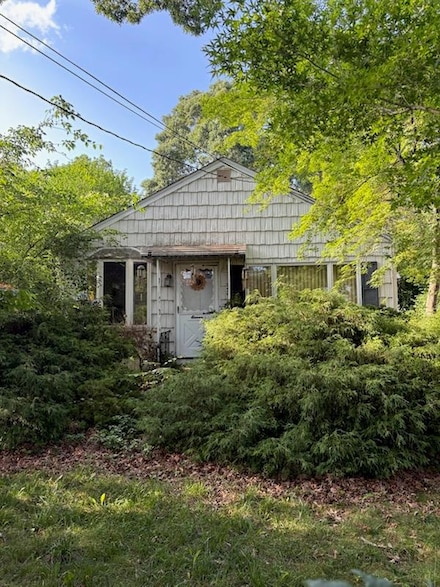 11 W Hemlock St, Islip, NY 11751