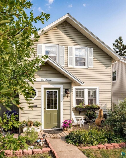 1016 E 11th St, Duluth, MN 55805