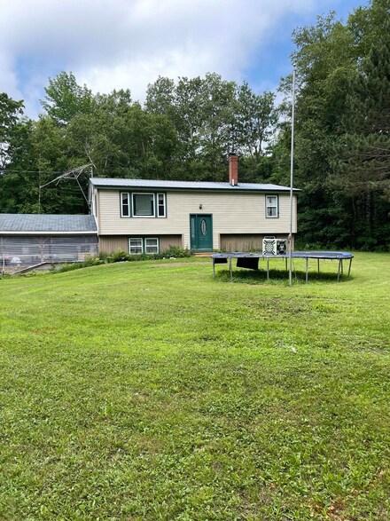 7 Moosehorn Rd, Abbot, ME 04406