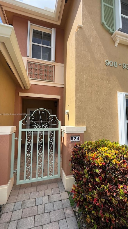 924 SW 143rd Terrace Unit 305, Pembroke Pines, FL 33027