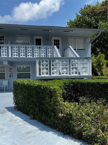 701 Pine Dr Unit 211, Pompano Beach, FL 33060