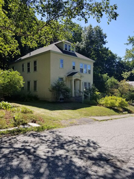 73 Greenhill Pkwy, Brattleboro, VT 05301