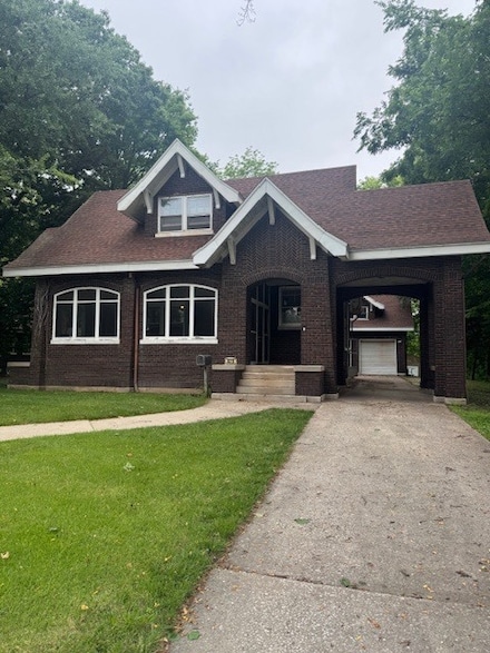 629 N Main St, White Hall, IL 62092