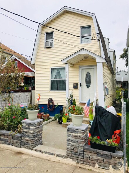 1027 Olympia Blvd, Staten Island, NY 10306