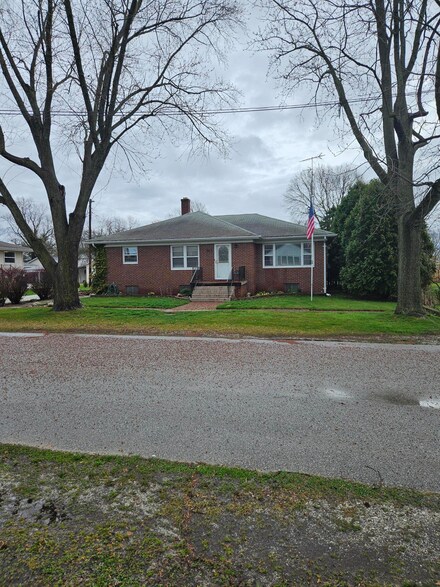 205 S Indiana St, Wanatah, IN 46390