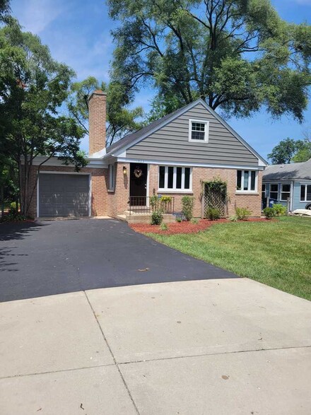 1826 E River Dr, Des Plaines, IL 60018