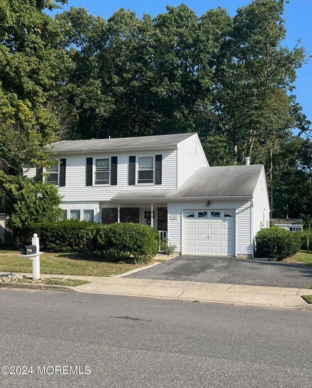 24 Flintlock Dr, Howell, NJ 07731