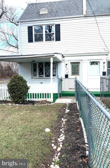 5619 Mitchell Rd, Levittown, PA 19057