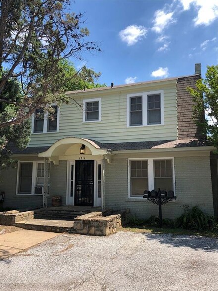 1511 Clover Ln, Fort Worth, TX 76107