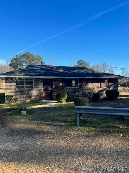 380 Lucky Town Loop, Elmore, AL 36025