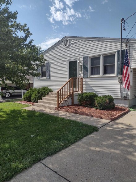 657 W High St, Marshall, MO 65340
