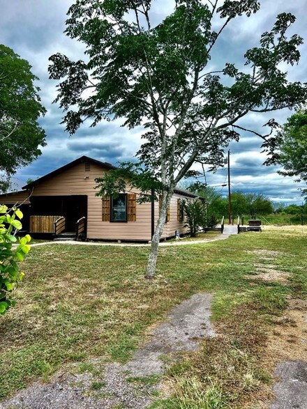 109 Dippel Rd, Woodsboro, TX 78393