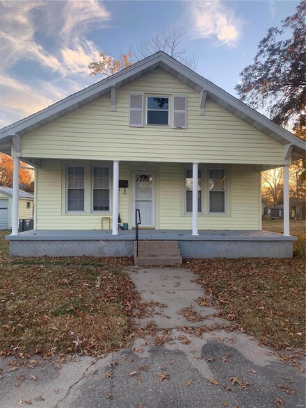 422 W Yoakum Ave, Chaffee, MO 63740