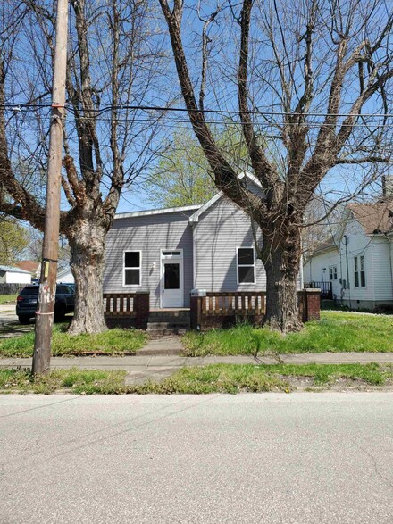 513 N 3rd St, Boonville, IN 47601