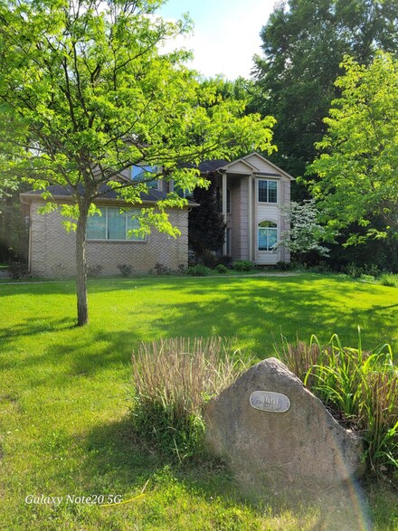 9991 Forest Ridge Dr, Clarkston, MI 48348
