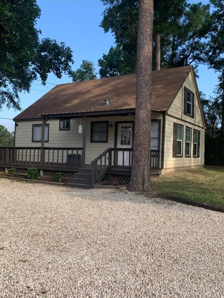 420 Parkview Dr, Onalaska, TX 77360
