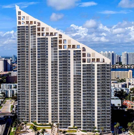 17555 Collins Ave Unit 2701, Sunny Isles Beach, FL 33160