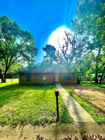 912 N Esplanade St, Palestine, TX 75801