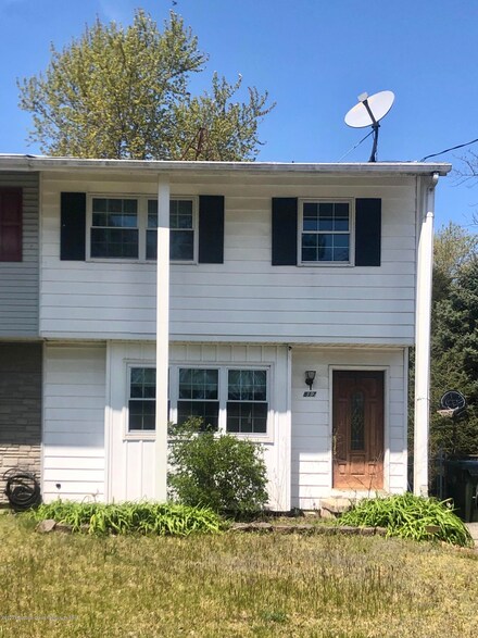 817 Cedar St, Lakehurst, NJ 08733