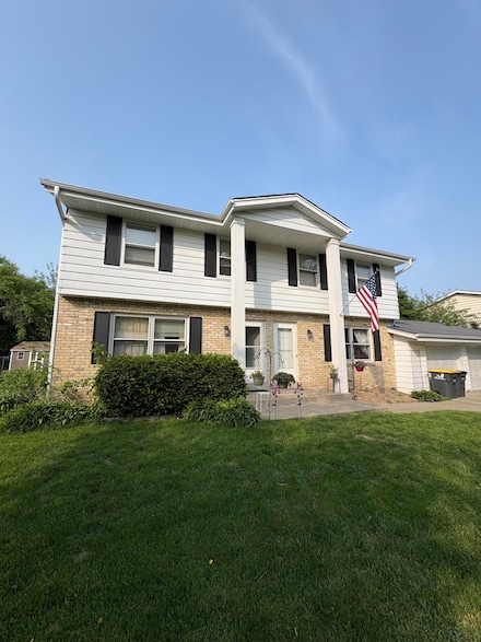 2712 Woodridge Ln, Waukesha, WI 53188