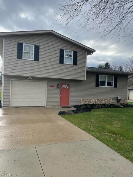 5885 Drenta Cir SW, Navarre, OH 44662