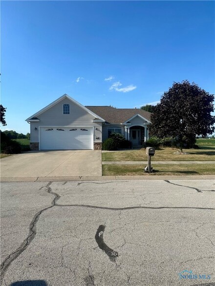 474 Plantation Ln, Oak Harbor, OH 43449