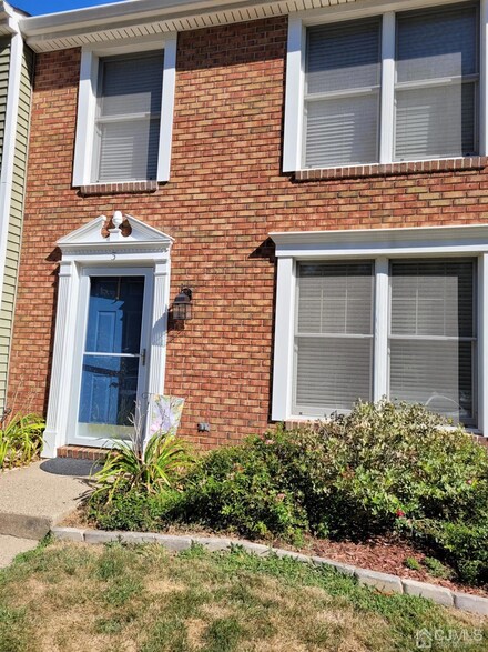 3 Aspen Ct, Monmouth Junction, NJ 08852
